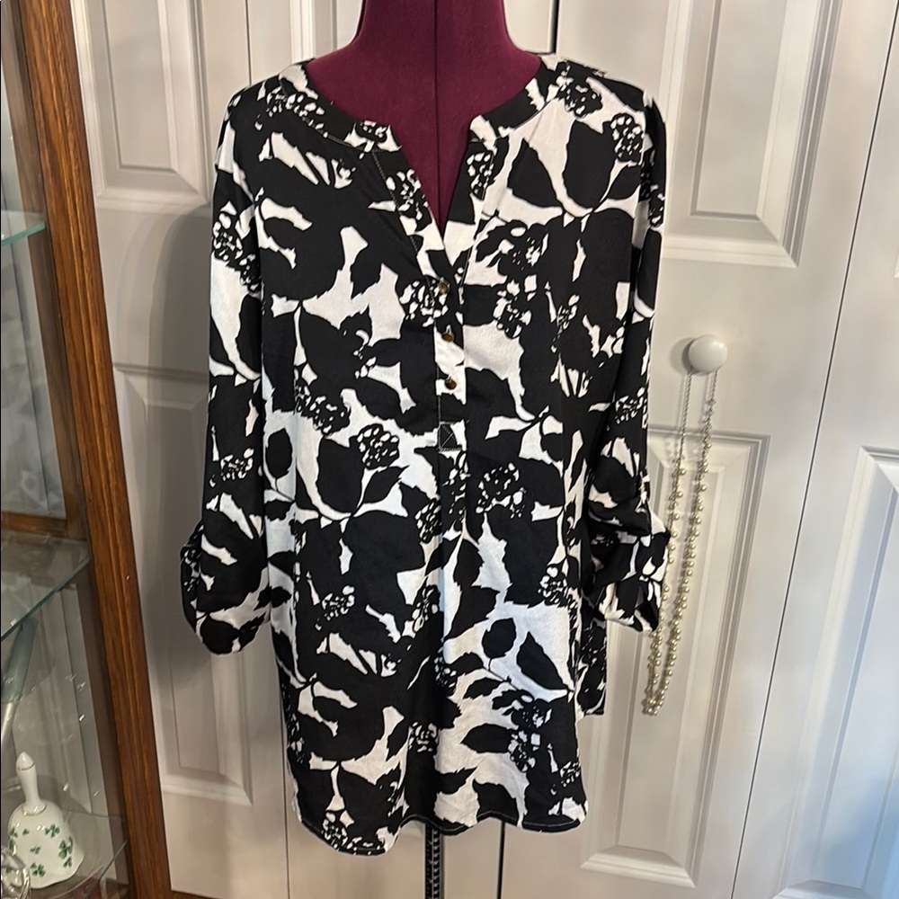 Ivanka Trump Black and White 3/4 Sleeve Boxy Blouse